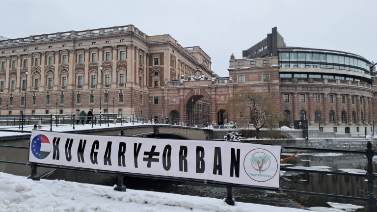 Orbán ellen tüntettek a svéd parlament előtt
