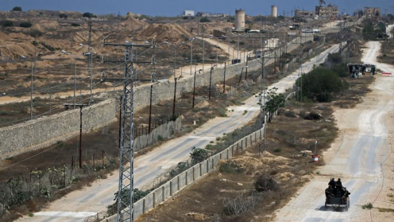 Egyiptom betonfallal körülvett tábor építésébe kezdett a Gázai övezet mellett