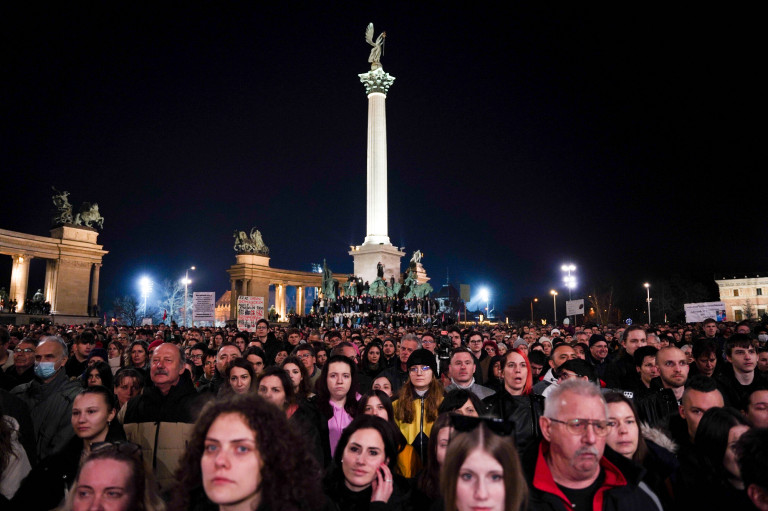 A pedofília áldozataiért és a gyerekekért tüntettek a Hősök terén