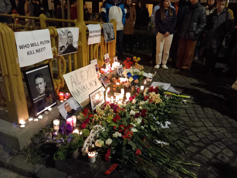 Navalnijra emlékeztek az orosz nagykövetség előtt