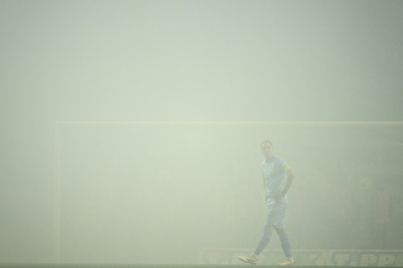 Dibusz Dénes, a Ferencváros kapusa a füstben a labdarúgó OTP Bank Liga 22. fordulójában játszott Újpest FC - Ferencvárosi TC mérkőzésen 