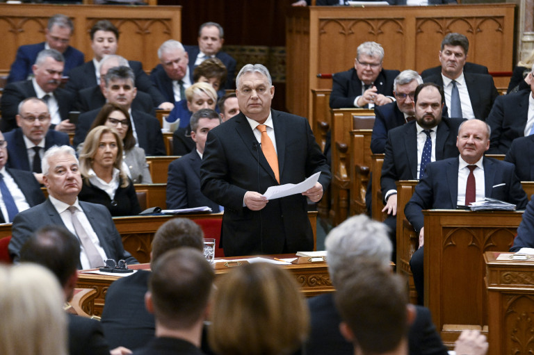 Csak ülünk, és nézzük, ahogy választott politikusaink pedofilozzák egymást