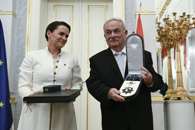 Novák Katalin kitüntette, Balog méltatta az erdélyi református püspököt, aki tagadja, hogy közben járt volna K. Endre kegyelmében