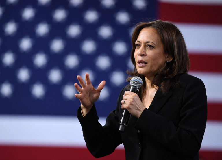 Kamala Harris fiatal sportolóknak szervezett rendezvényen méltatta az elnököt