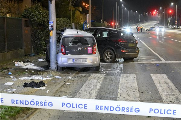 Több gyalogost elsodort, amikor járdára hajtott két autó Debrecenben