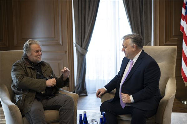 Trump elítélt korábbi főtanácsadójával találkozott Orbán Viktor