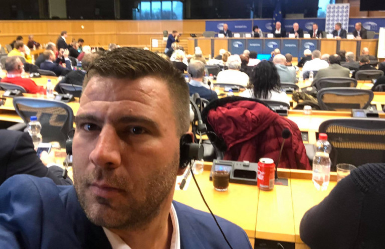 Tizenkét éves fia fényképével, kamuoldalon keltik halálhírét egy sümegi civil aktivistának