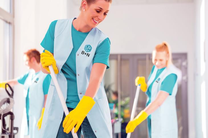 Pár nap alatt 106 milliárdnyi közbeszerzés: tarol a NER kedvenc takarítócége