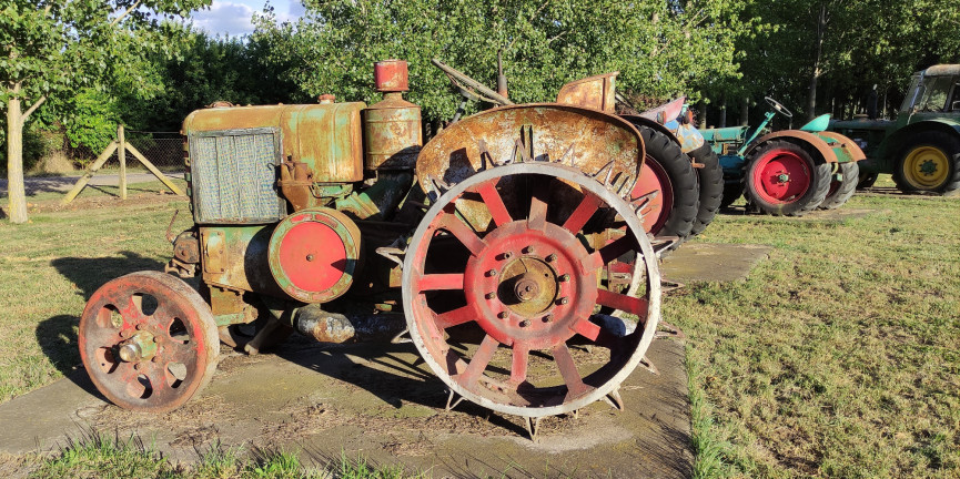 Zetor, Dutra, Hofherr és a többiek – a régi és a nem is olyan régi idők traktorait gyűjtötték össze Kunhegyesen