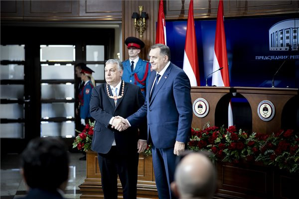 Orbán átvette Dodiktól a kitüntetését, amit tavaly Putyin kapott meg