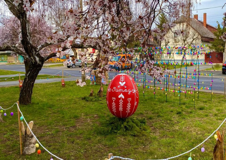 Mindenki örült a civilek építette húsvéti parknak, a fideszes polgármester mégis kérte a területfoglalási díjat