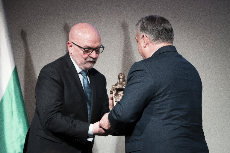 Mindeközben egy párhuzamos univerzumban: a Jog és Igazságosság EP-képviselője nagyon hálás az Orbántól kapott díjért