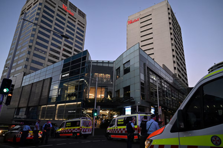 Hat embert halálra késelt egy férfi egy ausztrál bevásárlóközpontban