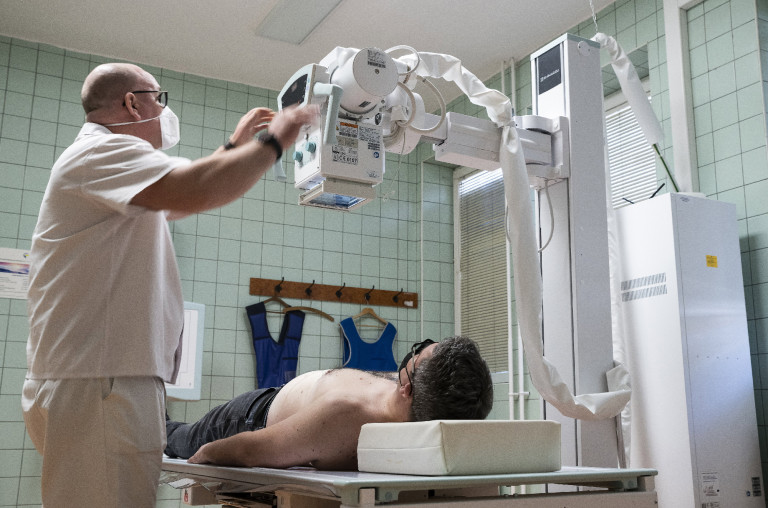 Az orvosokat és a betegeket is ellenőrizné a kórházakban a BM