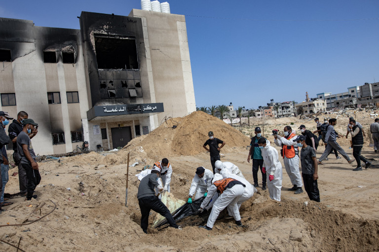 Megkötözött, meztelen palesztin áldozatokat találtak gázai tömegsírokban