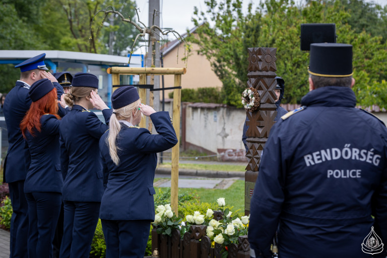 21 évesen meghalt rendőr nevét viseli az újpesti tér