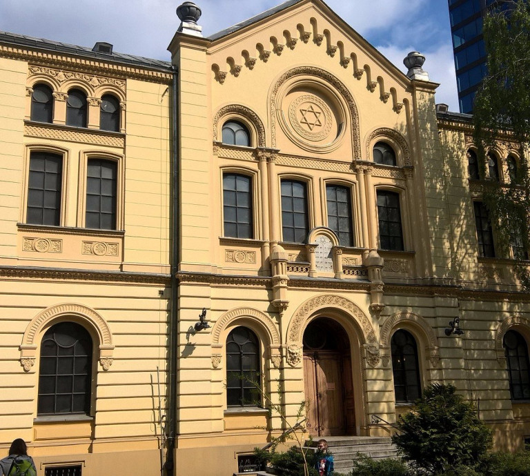 Egy lengyel tinédzser dobott Molotov-koktélt egy varsói zsinagógára