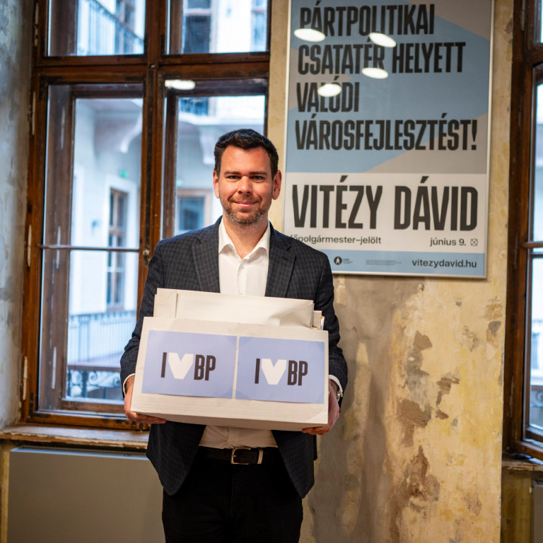 Vitézy Dávid leadta a főpolgármester-jelöltséghez szükséges ajánlásokat