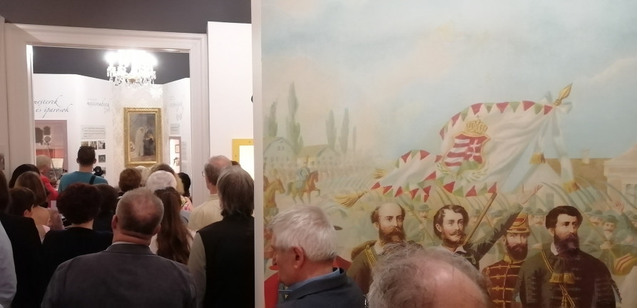 Rájuk lőtt a repülő, lezuhant, eltették egy darabját
