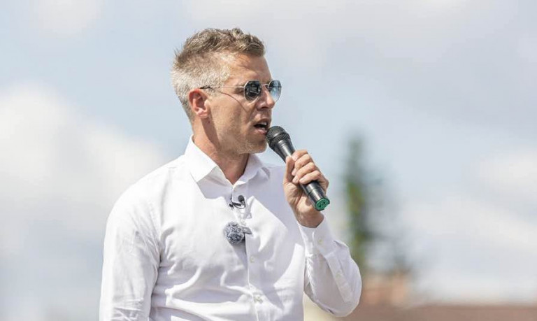Magyar Péter beszédet mond az új év első pillanataiban