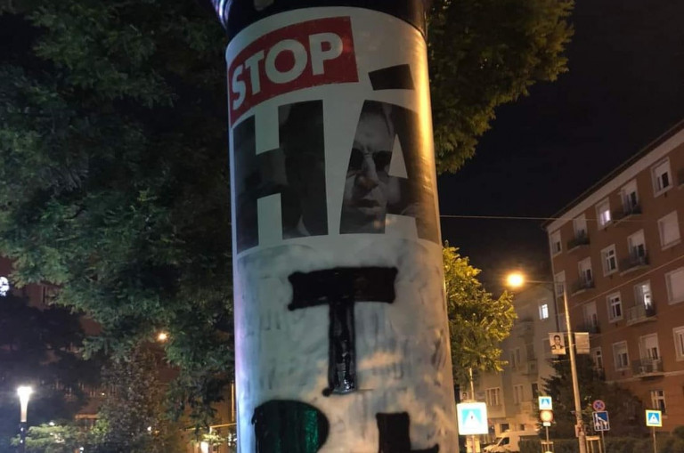 HÁT B+: átfestették a háborús plakátot Budapesten