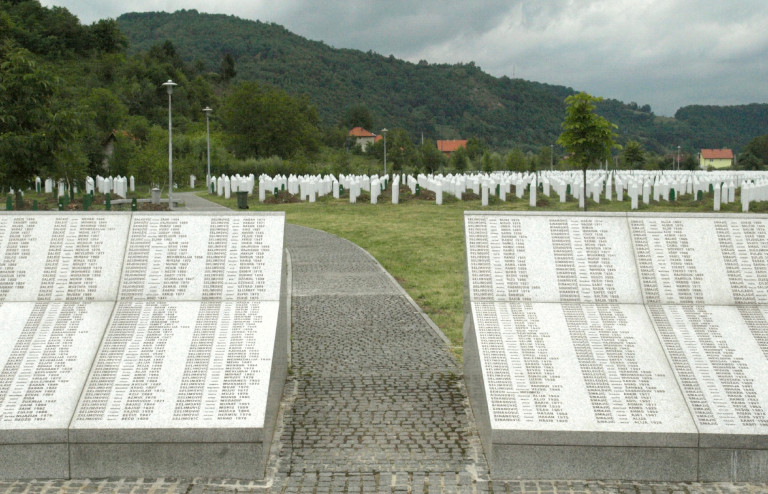 Szégyenfára kerül Magyarország neve a srebrenicai mészárlás emlékhelyén