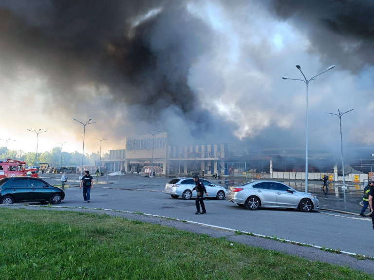 Siklóbomba-találat ért egy harkivi bevásárlóközpontot