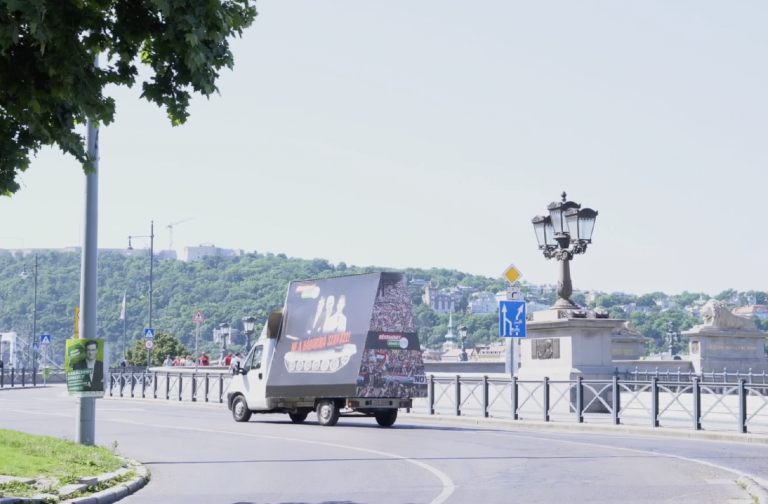 Hangosbeszélővel felszerelt teherautókkal szállítja a „békét” a CÖF-CÖKA