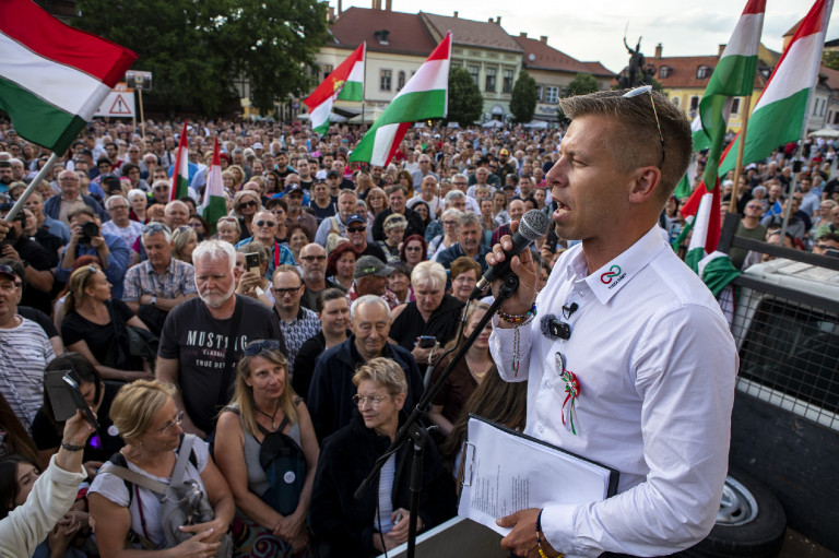 21 Kutatóközpont: Magyar Péter a legnépszerűbb politikus, Orbán Viktor csak a harmadik