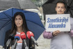 Szentkirályi Alexandra kínaiul magyarázza a helyi kisebbségnek, hogy a Fideszre szavazzanak