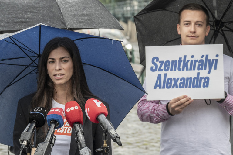 Szentkirályi Alexandra kínaiul magyarázza a helyi kisebbségnek, hogy a Fideszre szavazzanak