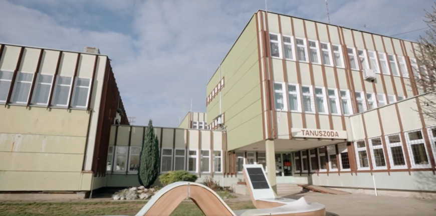 Felfüggesztették a bonyhádi pedagógust, aki „átlépte a tanári szerephatárt” egy diákja esetében