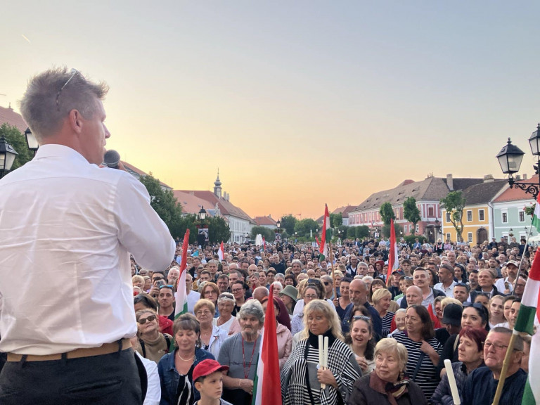 21 Kutatóközpont: Fidesz 44, Tisza 32 százalék