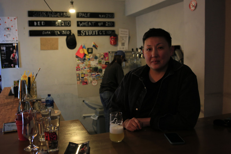 Csapolt sört és szabadságot kínál a kirgizisztáni kocsma, ami esélyt ad a melegeknek