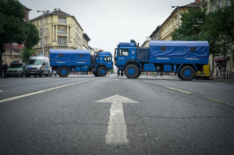 Egy módosító alapján legfeljebb egy hónappal előre lehetne bejelenteni a tüntetéseket