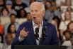 Biden azt mondta, nem lép vissza, majd kezet fogott egy képzeletbeli emberrel és majdnem elbotlott