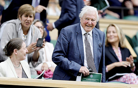 Felállva tapsolt a wimbledoni közönség a tenisztornára kilátogató Attenborough-nak 