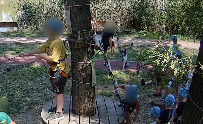 Felrúgott egy gyereket egy csoportvezető a szolnoki kalandparkban