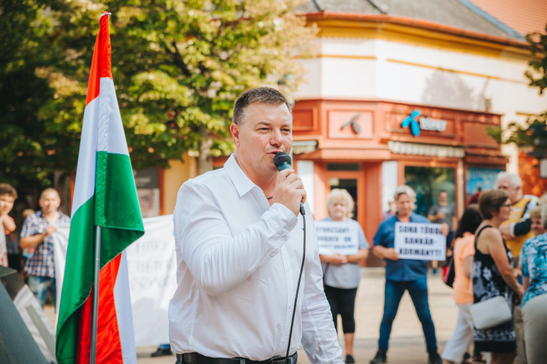 Leel-Őssy Gábor a DK őt felfüggesztő határozatáról: Lószart, mama!