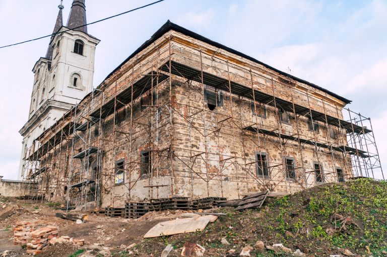 774 millióból újíttat fel a kormány egy szlovákiai kolostor-magtárat