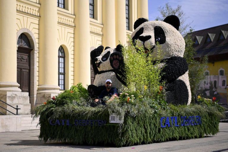 Akkugyári pandamaci, aranyvonat és airbus: képeken a nemzeti ünnep