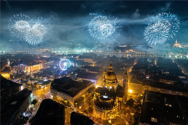 Az eső miatt egy órával később, de végül megtartották az augusztus 20-i tűzijátékot