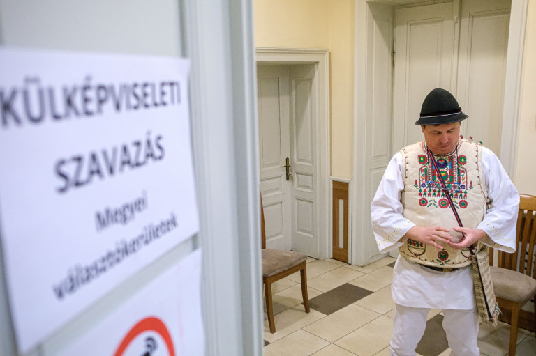 A határon túliaktól várná a Fidesz a választás eldöntését