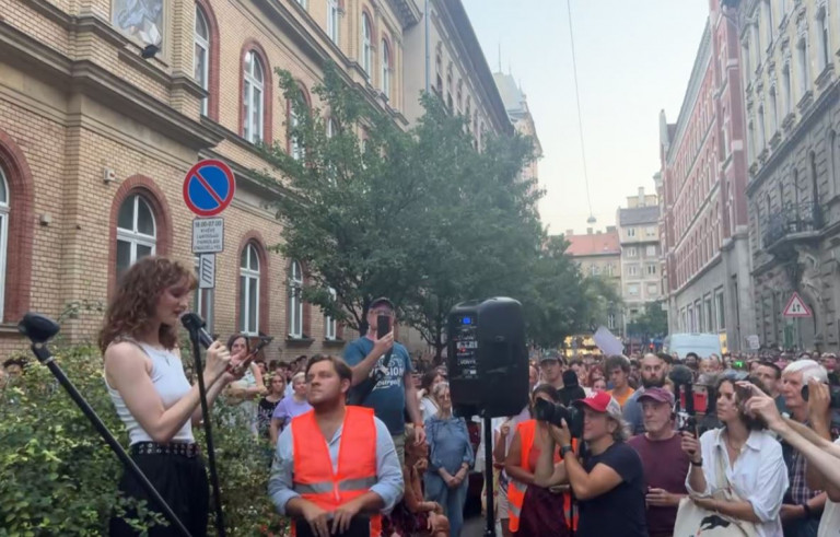 Százak tüntettek spontán a Madách kirúgott igazgatójáért