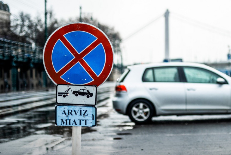 Tilos a parkolás a rakparton, árvízvédelmi készültség Budapesten