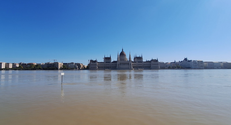 Mindenki akart egy szelfit a Dunával - így tetőzött a folyó Budapesten