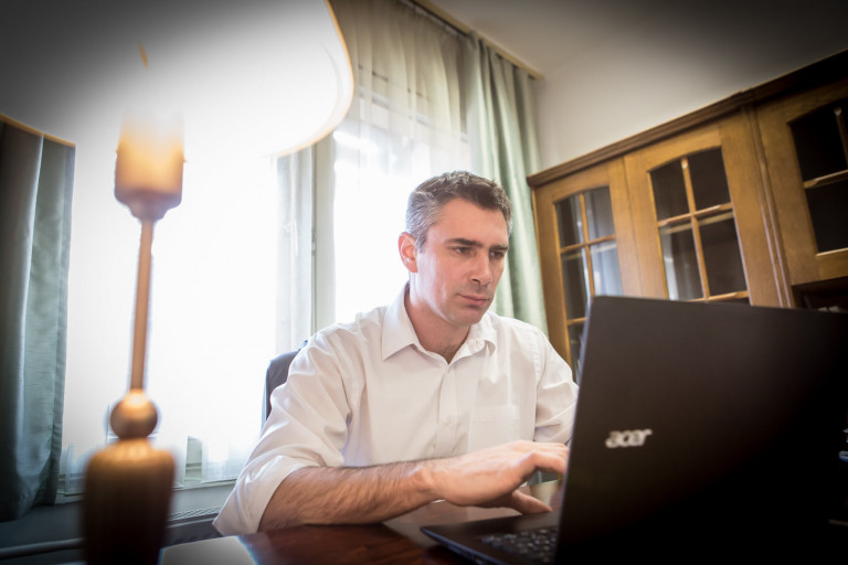 Piros lámpánál ütött el egy kerékpárost a Békés megyei fideszes politikus