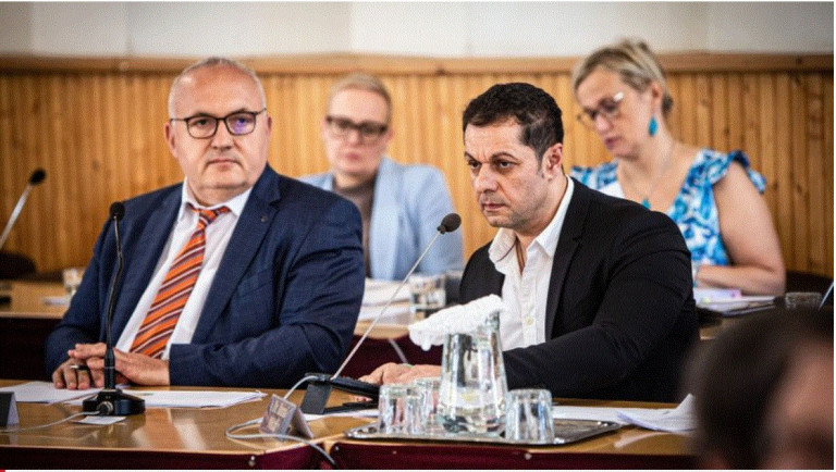 Tízmilliós kérdések a távozó orosházi jegyző és aljegyző jutalmairól és juttatásairól