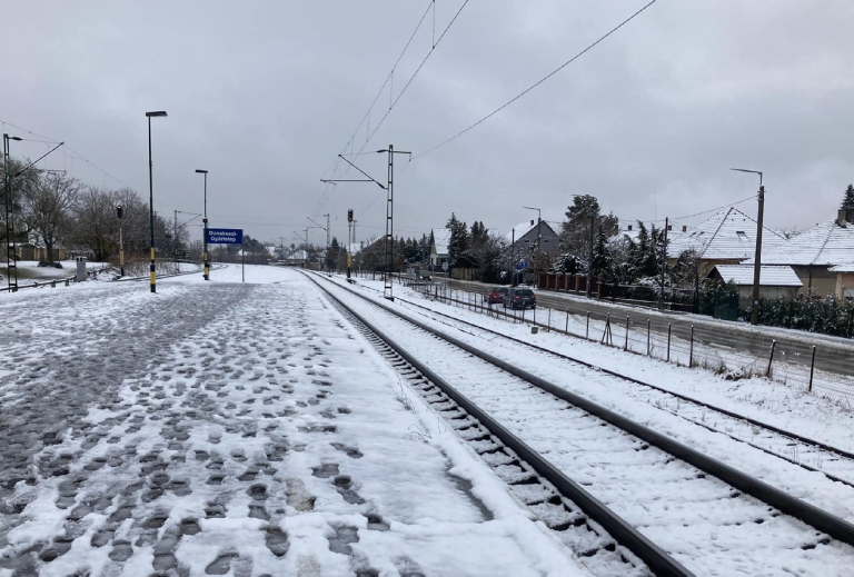 Leesett az első hó, megbénult a tömegközlekedés