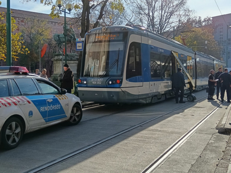 Kitörte egy rokkantkocsi a trantrain ajtaját